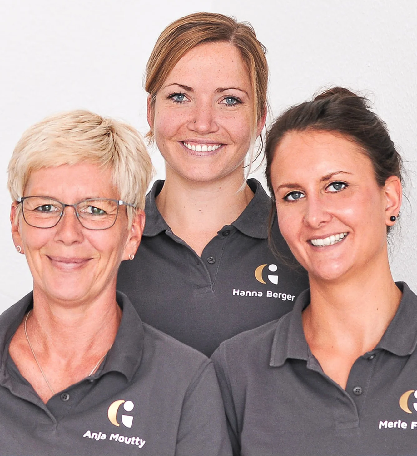 Teamfoto der Praxis Gelenkich: drei Physiotherapeutinnen lächeln in die Kamera.